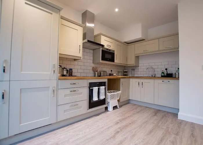 New Stylish 4 Bed House Moments From Clacton Beach