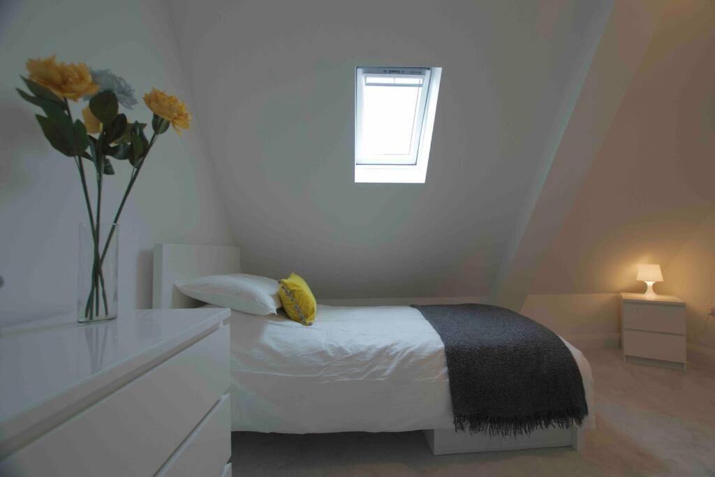 New Stylish 4 Bed House Moments From *
