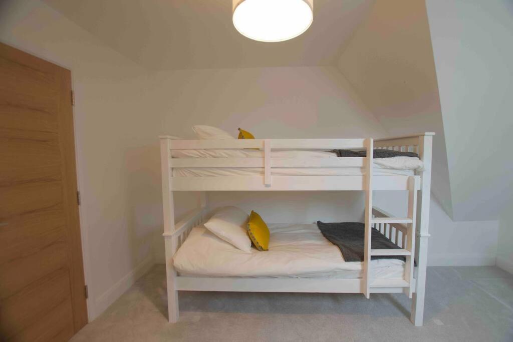 Holiday home New Stylish 4 Bed House Moments From