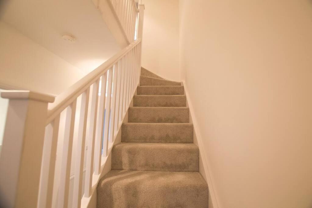 New Stylish 4 Bed House Moments From Holiday home *