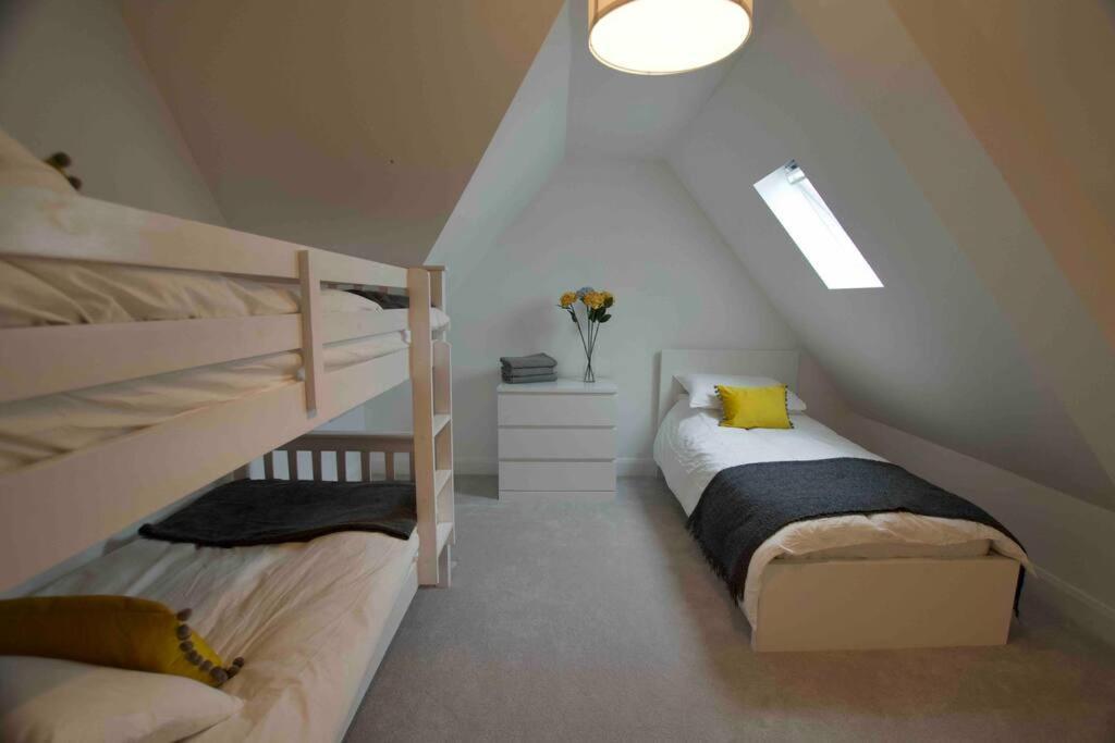 New Stylish 4 Bed House Moments From Holiday home Clacton-on-Sea