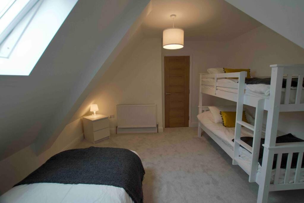New Stylish 4 Bed House Moments From Holiday home *