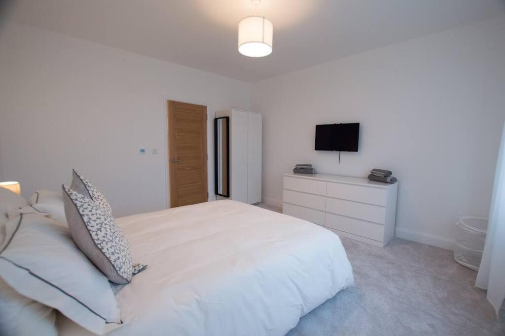 New Stylish 4 Bed House Moments From Clacton-on-Sea