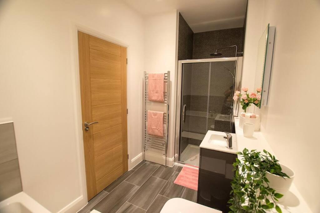 New Stylish 4 Bed House Moments From Holiday home