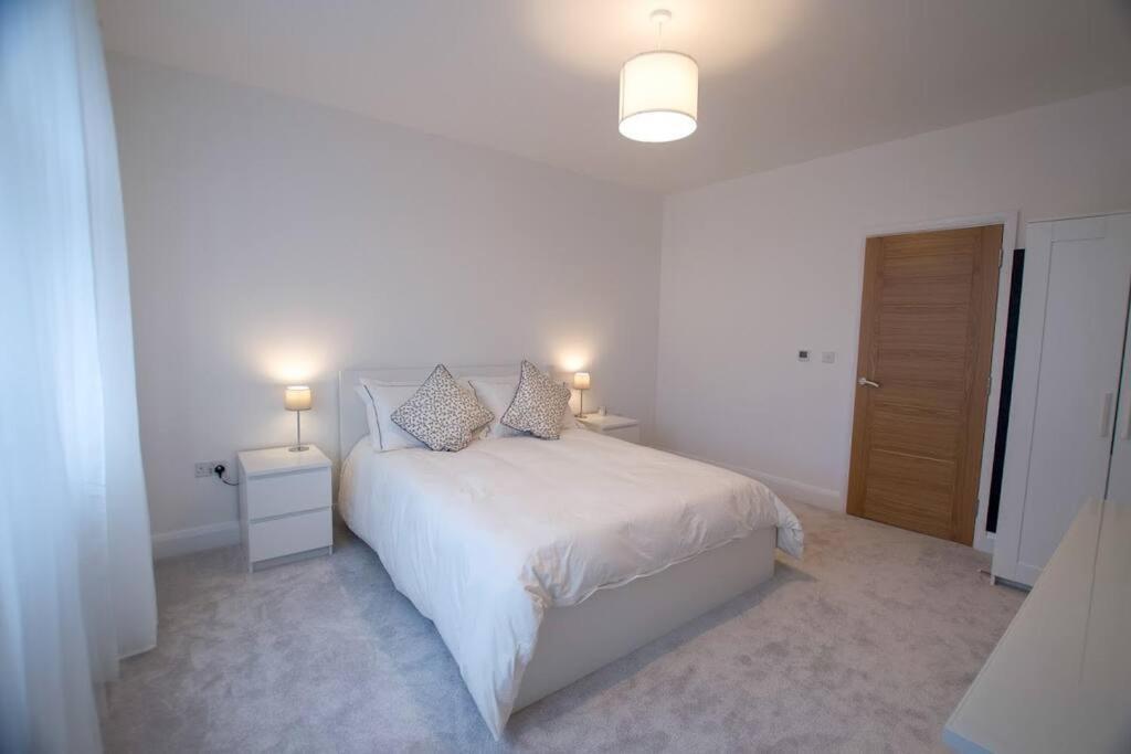 New Stylish 4 Bed House Moments From Holiday home