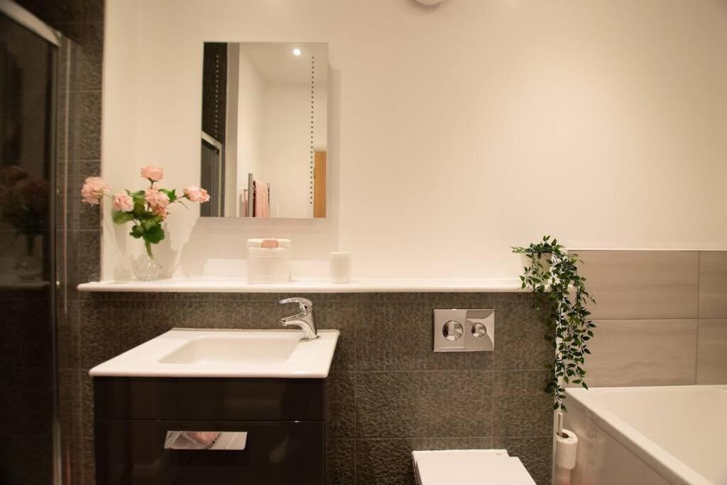 New Stylish 4 Bed House Moments From *