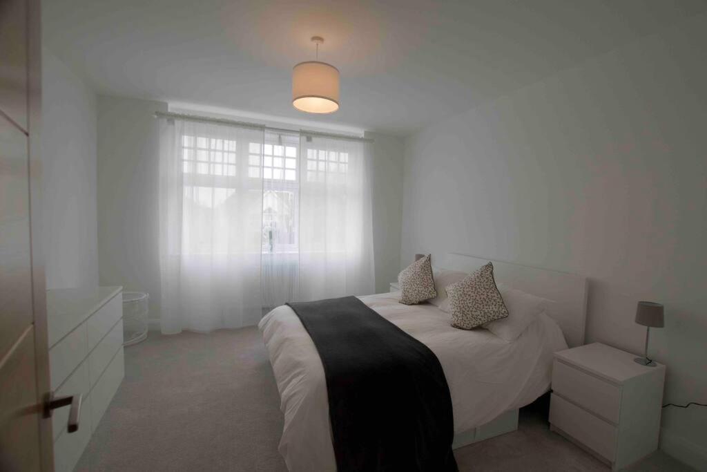 Holiday home New Stylish 4 Bed House Moments From