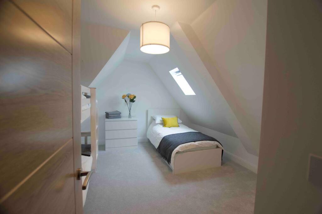 New Stylish 4 Bed House Moments From *