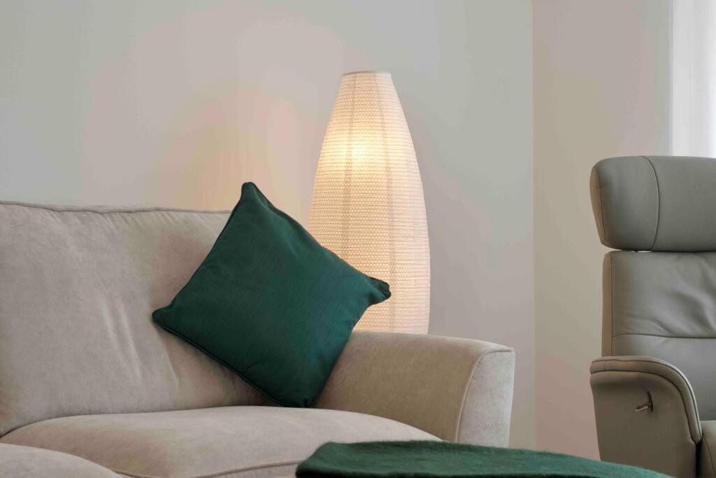 New Stylish 4 Bed House Moments From *
