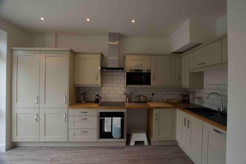 Holiday home New Stylish 4 Bed House Moments From *