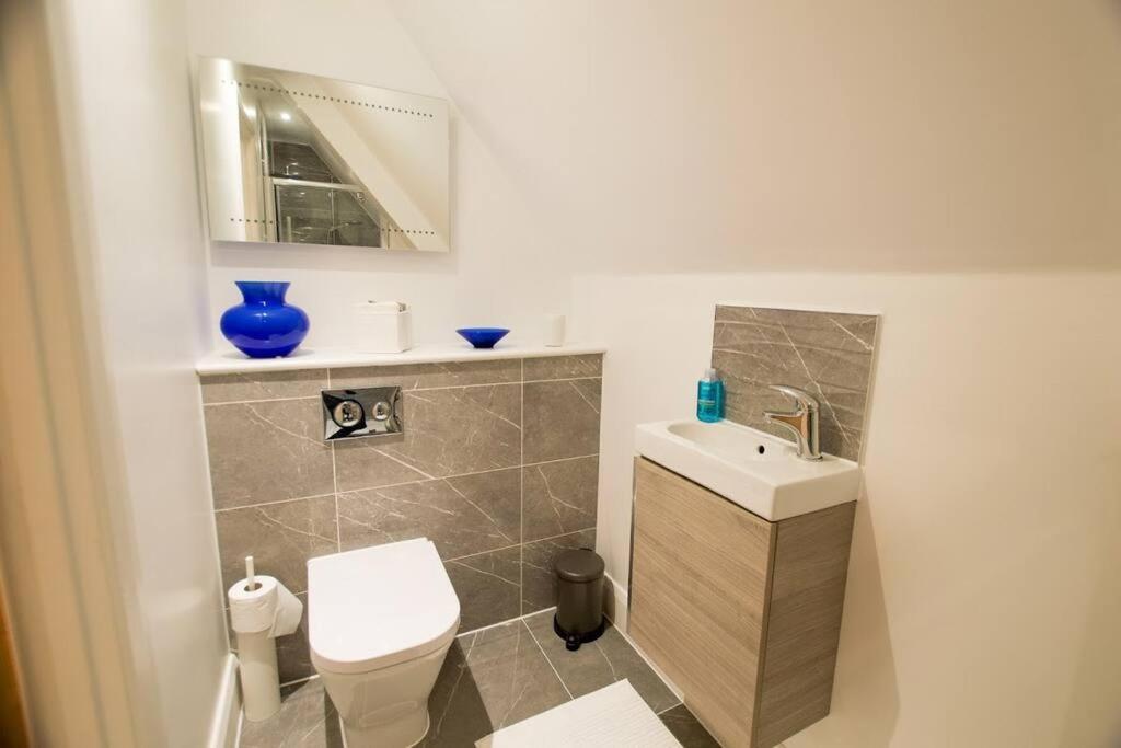 New Stylish 4 Bed House Moments From Holiday home *