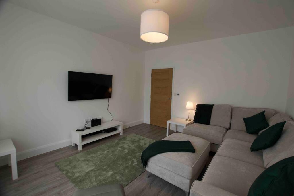 New Stylish 4 Bed House Moments From Holiday home