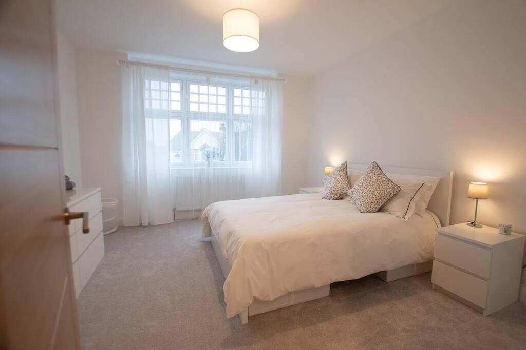 New Stylish 4 Bed House Moments From Holiday home *