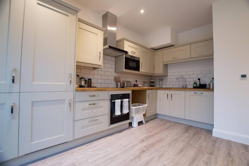 New Stylish 4 Bed House Moments From Holiday home *