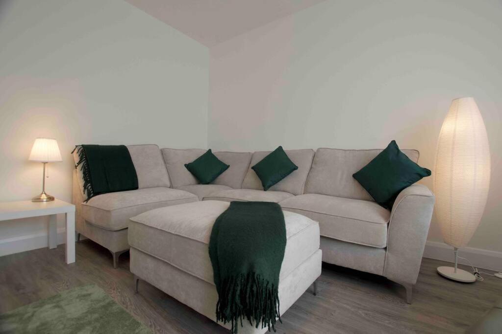 Holiday home New Stylish 4 Bed House Moments From *