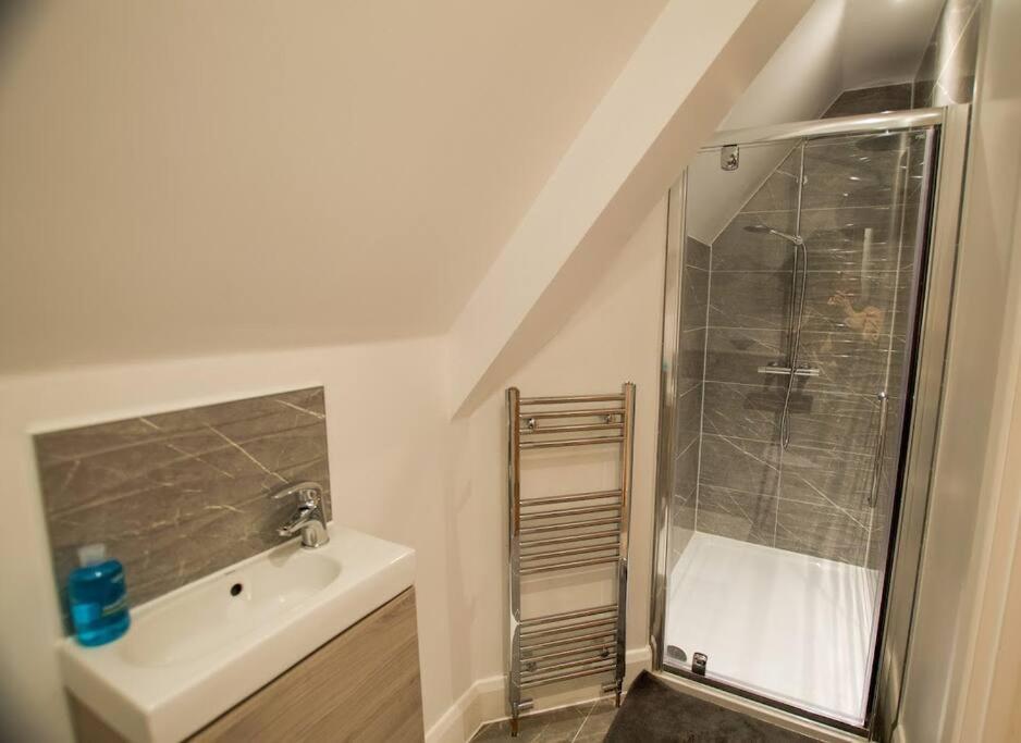 New Stylish 4 Bed House Moments From Holiday home Clacton-on-Sea