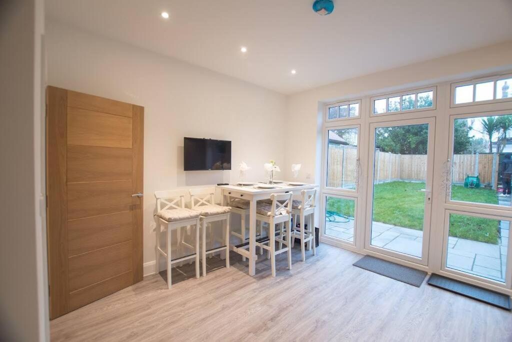 New Stylish 4 Bed House Moments From
